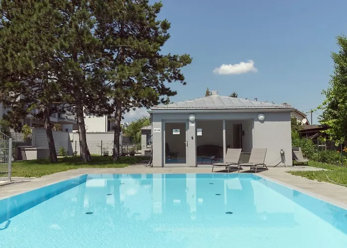 Апартаменти Dream Getaway With Jacuzzi And Pool